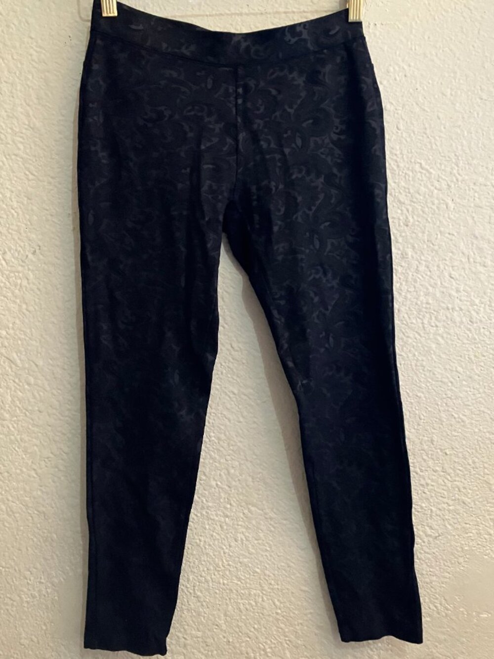 BEAUTIFUL Black Stretchy Pants, skinny leg, shiny design size XXS